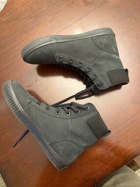 Timberland women’s Black High-Top Casual Sneakers Size 9.5